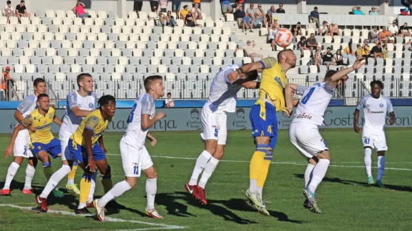 Celjani (v beli opremi) so bili tokrat boljši od Kopra. Desno je 
strelec za 0:2 Bi Nene Junior Gbamble.