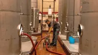 Tako so včeraj v kleti Vinakrasa potekale  priprave pred začetkom trgatve.