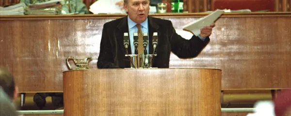 Ivo Hvalica je govoril na pamet. Nekje je dejal, da je bilo branje 
govora s papirja zanj največja muka.   