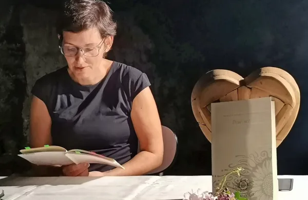 Maruša Mugerli Lavrenčič je v Kubedu prebrala nekaj pesmi iz prvenca 
Pravi kot, ki ga je lani izdala Hiša poezije. 