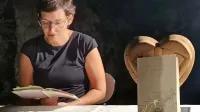 Maruša Mugerli Lavrenčič je v Kubedu prebrala nekaj pesmi iz prvenca 
Pravi kot, ki ga je lani izdala Hiša poezije. 