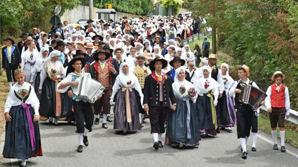 Množica noš se z novoporočencema Dano in Ivanom na čelu 
spušča s Tabra.