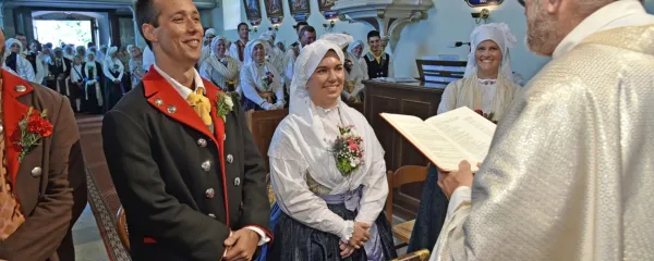 Duhovnik Tone je pripomogel k sproščenosti mladoporočencev.