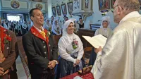 Duhovnik Tone je pripomogel k sproščenosti mladoporočencev.