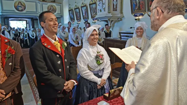 Duhovnik Tone je pripomogel k sproščenosti mladoporočencev.