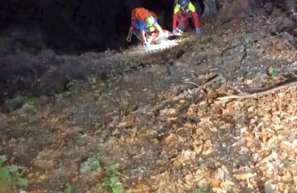Tolminska gorska reševalca sta v četrtek zvečer  pokojno z vrvno tehniko potegnila iz globeli.