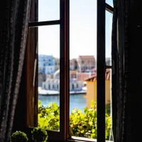 Vključite v očiščevanje svojega doma naravo - odprite okna.