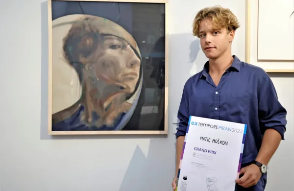 Prejemnik nagrade grand prix Matic Moškon s svojo sliko z 
naslovom Zgolj opazovalec 