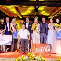 Tri najlepše s predstavniki organizatorjev in sponzorjev: prva z desne je druga spremljevalka Talita Sofija Komelj iz Ljubljane, ob njej pa 
dosedanja miss Slovenije Maja Čolić. 