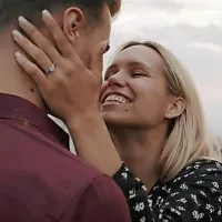 Hana Klaut se je letos preizkusila tudi kot igralka in s svojim izbrancem 
nastopila v video spotu pesmi Daj odidi škofjeloškega ansambla Raubarji.