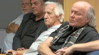 Ludwig Hartinger (desno) v Lipici na festivalu Vilenica leta 2011; 
ob njem (z leve) Milan Jesih, Drago Jančar in Veno Taufer. 