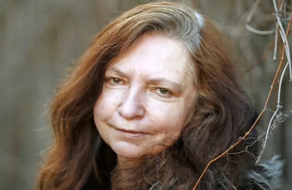  Amanda Aizpuriete veliko pesni o strahu in brezupu, saj ju pogosto občuti: “Življenje je pač takšno. Zdaj še posebej.”