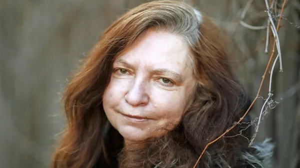 Amanda Aizpuriete veliko pesni o strahu in brezupu, saj ju pogosto občuti: “Življenje je pač takšno. Zdaj še posebej.”