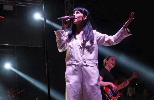 Konstrakto je junija z Zemljo gruva navdušila na festivalu Sea star 
v Umagu, pojutrišnjem prihaja v Ljubljano. 