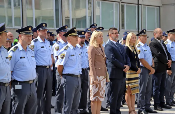 V ponedeljek so se v Tacnu slovesno zahvalili vsem policistom, ki 
so pomagali obvladovati julijske požare na Krasu.