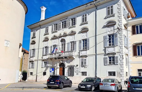 Koprska knjižnica že od leta 1951 domuje v palači Brutti. 



