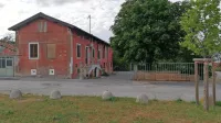 Kompleks nepremičnin v Tomažičevi ulici (nekaj metrov stran sta 
kopališče  in hotel Delfin). Občina bo 2542 kvadratnih metrov  
zemljišč  s stanovanjem vred  prodajala za 889.000 evrov.      