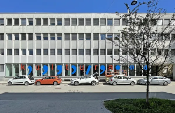 Obnovljen napis na ministrstvu za kulturo je  delo oblikovalca Tomata Koširja.   