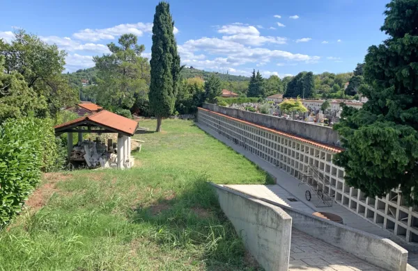 Na zelenici bo Okolje Piran uredilo 86 novih talnih žarnih 
grobov. 