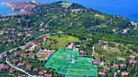 Z zeleno barvo je označeno zemljišče, ki ga prodaja Igor Lah in bo 
postalo last družbe Sončne vile, s katero je neposredno povezan 
Gašpar Gašpar Mišič. 