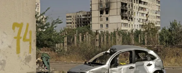 

Vojna v Ukrajini je do zdaj zahtevala življenja na tisoče civilistov in 
verjetno tudi nekaj deset tisoč vojakov na obeh straneh. Zaradi 
ruske taktike uničevanja urbanih središč, infrastrukture in komunikacij je zelo velika tudi gmotna škoda. Na fotografiji: 
porušeni Mariupol.