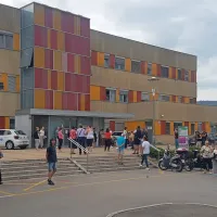 Občani v vrsti za vpis k novi osebni zdravnici v ZD Koper. 