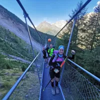 V Švici med  Grächnom in Zermattom pot vodi čez 494 m dolg viseči 
most nad breznom in prepadom.