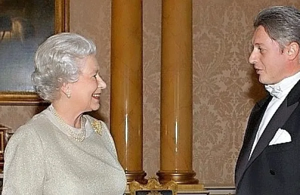Iztok Mirošič ob srečanju s kraljico Elizabeto II. Njun pogovor je 
trajal več kot 40 minut, saj je kraljico zelo zanimalo dogajanje v 
Sloveniji.
