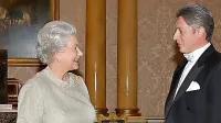 Iztok Mirošič ob srečanju s kraljico Elizabeto II. Njun pogovor je 
trajal več kot 40 minut, saj je kraljico zelo zanimalo dogajanje v 
Sloveniji.