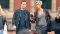 Mark Wahlberg in Halle Berry konec aprila na snemalnem setu 
filma Our Man from Jersey v londonu  