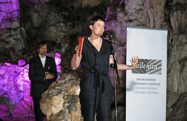Dobitnica kristala  Gail McConnell je svojo poezijo s poslušalci 
delila tudi na sklepni slovesnosti v jami, ki je festivalu Vilenica 
posodila ime.  