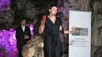 Dobitnica kristala  Gail McConnell je svojo poezijo s poslušalci 
delila tudi na sklepni slovesnosti v jami, ki je festivalu Vilenica 
posodila ime.  