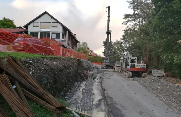 V prvi fazi bodo stabilizirali teren pod prvo hišo v vasi in 
rekonstruirali cesto. 