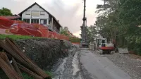 V prvi fazi bodo stabilizirali teren pod prvo hišo v vasi in 
rekonstruirali cesto. 