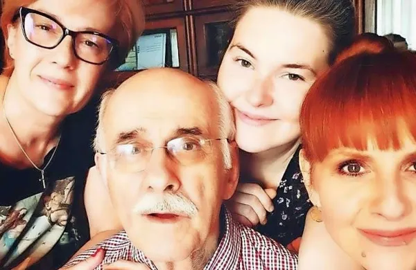 Kornelije Kovač s hčerkama Aleksandro in Anjo ter ženo 
Snežano

