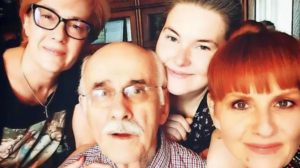 Kornelije Kovač s hčerkama Aleksandro in Anjo ter ženo 
Snežano

