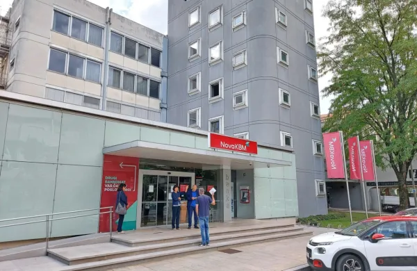Kako bo škoda zaradi poplave vplivala na načrtovano prenovo 
zgornjih prostorov, na mestni občini še ne morejo reči. 