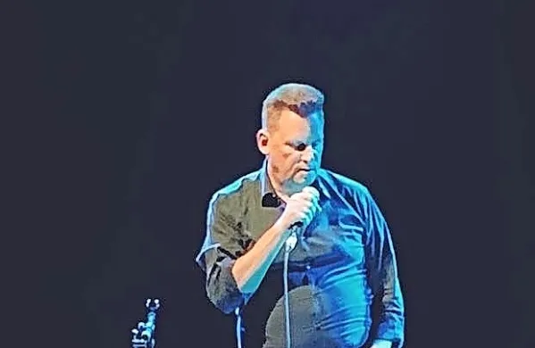 Mark Kozelek se je po štirih letih vrnil v Kino Šiška in postregel s še 
bolj sproščenim in minimalističnim nastopom.
