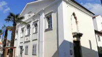 Kot komunska palača je stala že v 13. stoletju in je v bistvu  gotska, 
čeprav se je ohranila v baročni zasnovi iz 16. in 17. stoletja. 
Predstavlja avtentično podestatovo (županovo) palačo, ki se je  
ohranila najmanj od prve omembe izolske občine leta 1212.  
