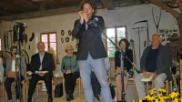 Predstavitev Pesmi, zbirke Viktorja Žaklja - Rodoljuba Ledinskega, 
so pospremili številni priznani umetniki; na fotografiji v ospredju 
orgličar Miro Božič.