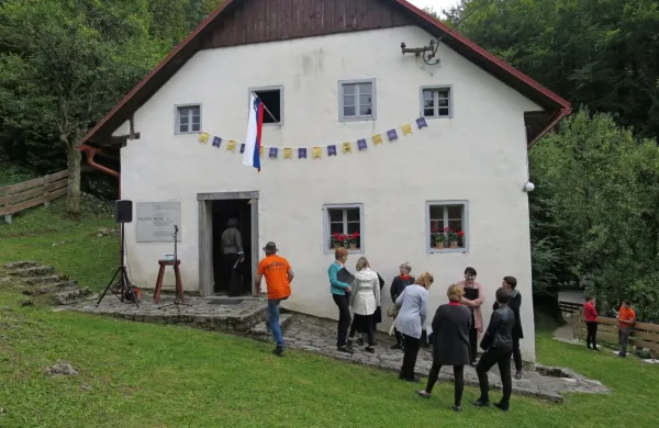 Na Bevkovi  domačiji  v Zakojci bo  Mestni muzej Idrija v nedeljo 
priredil tradicionalni dan odprtih vrat z opoldansko spominsko 
slovesnostjo. 
