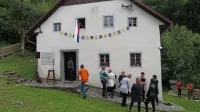 Na Bevkovi  domačiji  v Zakojci bo  Mestni muzej Idrija v nedeljo 
priredil tradicionalni dan odprtih vrat z opoldansko spominsko 
slovesnostjo. 