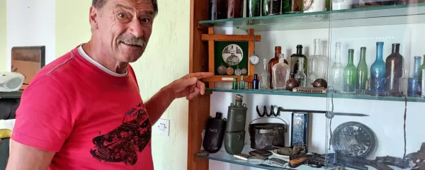 Celotna zbirka Miloša Domevščka, ki je nastajala več kot 30 let,  
šteje  okoli tisoč  artiklov.