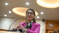 Dr. Emilija Stojmenova Duh: “Ne moremo pričakovati, da bodo 
generacije, ki se nikoli niso srečale s tako tehnologijo, te novosti 
hitro zagrabile.”