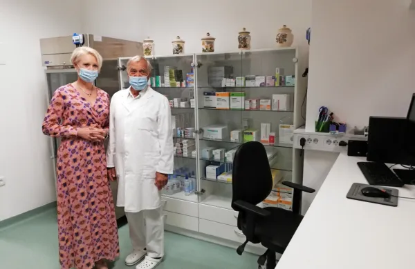 Odprtja novih prostorov se je udeležila tudi predsednica državnega zbora Urška Klakočar Zupančič (na fotografiji z direktorjem 
Aleksandrom Merlom), ki je pohvalila postojnsko porodnišnico “za 
zavidljive rezultate rojstev, ki  sodijo v sam vrh uspešnosti”. 