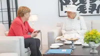 Ko je bila pokojna kraljica Elizabeta pred sedmimi leti na obisku v 
Nemčiji, sta s takratno kanclerko Angelo Merkel spili čaj.