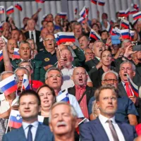 Obiskovalci v Avditoriju so z zanosom spremljali proslavo. 