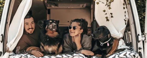 Sredi junija sta se Matej Koletnik in Lana Komel s pasjima 
prijateljema Aryo in Manujem s kombijem odpravila na enoletno 
potovanje po Evropi. 