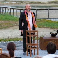 Marko Strle od nekdaj uživa na odrskih deskah. Ljubezen do teatra 
udejanja v amaterskem gledališkem društvu GAD, ki bo jutri 
gostovalo v sežanskem Kosovelovem domu s ponovitvijo predstave  Na odprtem morju.