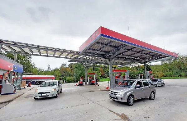 Na nekaterih Petrolovih črpalkah  so zaradi pomanjkanja kadra že 
skrajšali čas obratovanja. Težave s kadrom imajo tudi ostali 
ponudniki goriva.